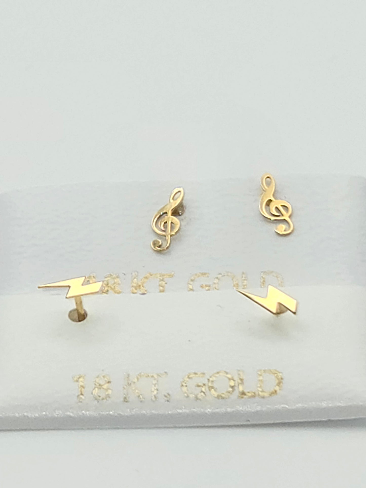 Aretes figuritas 18k no Size s Weight 0.3