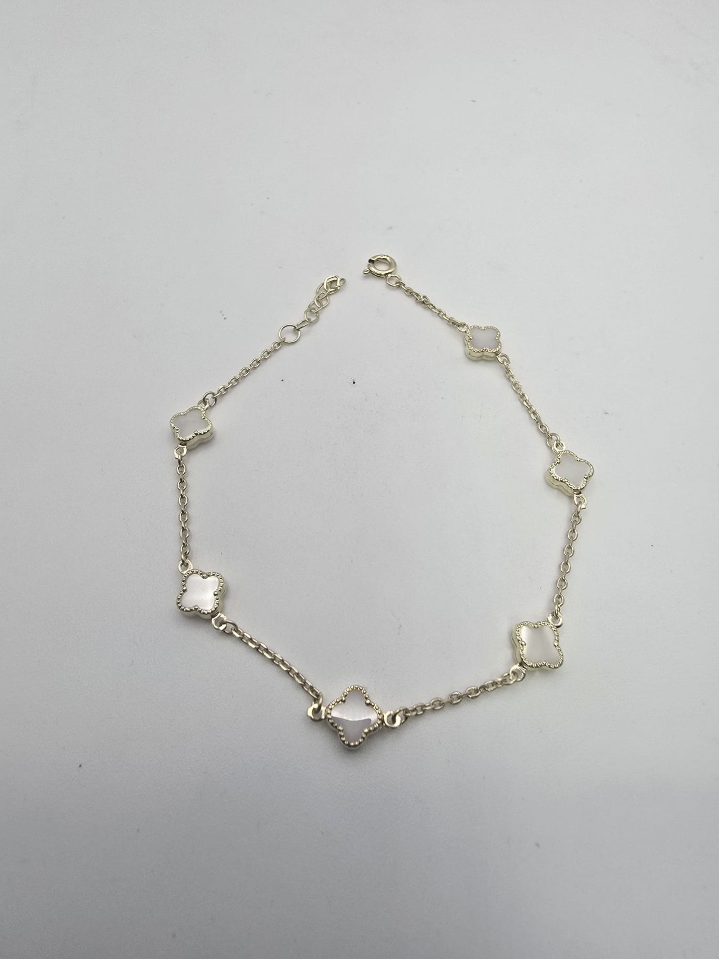 Manilla 6 trebol pequeño 10k Size 7.5x6 Weight 2.6