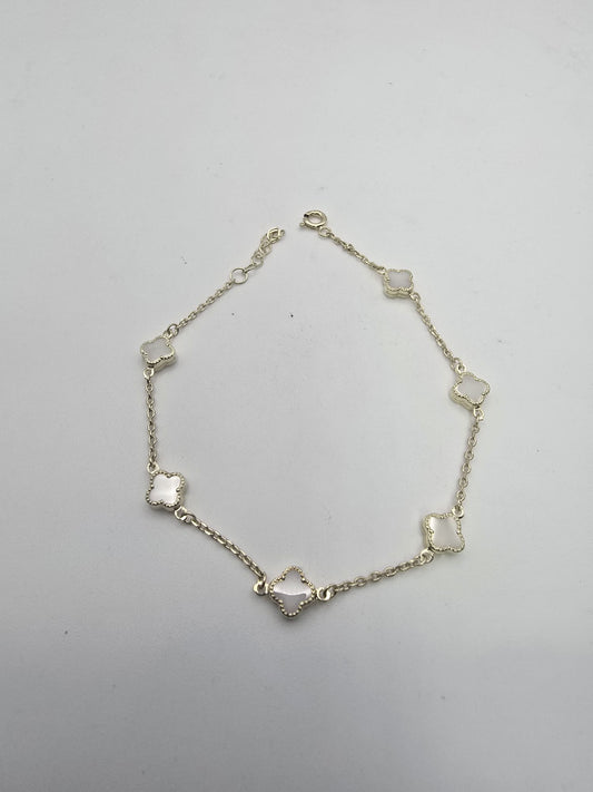 Manilla 6 trebol pequeño 10k Size 7.5x6 Weight 2.6