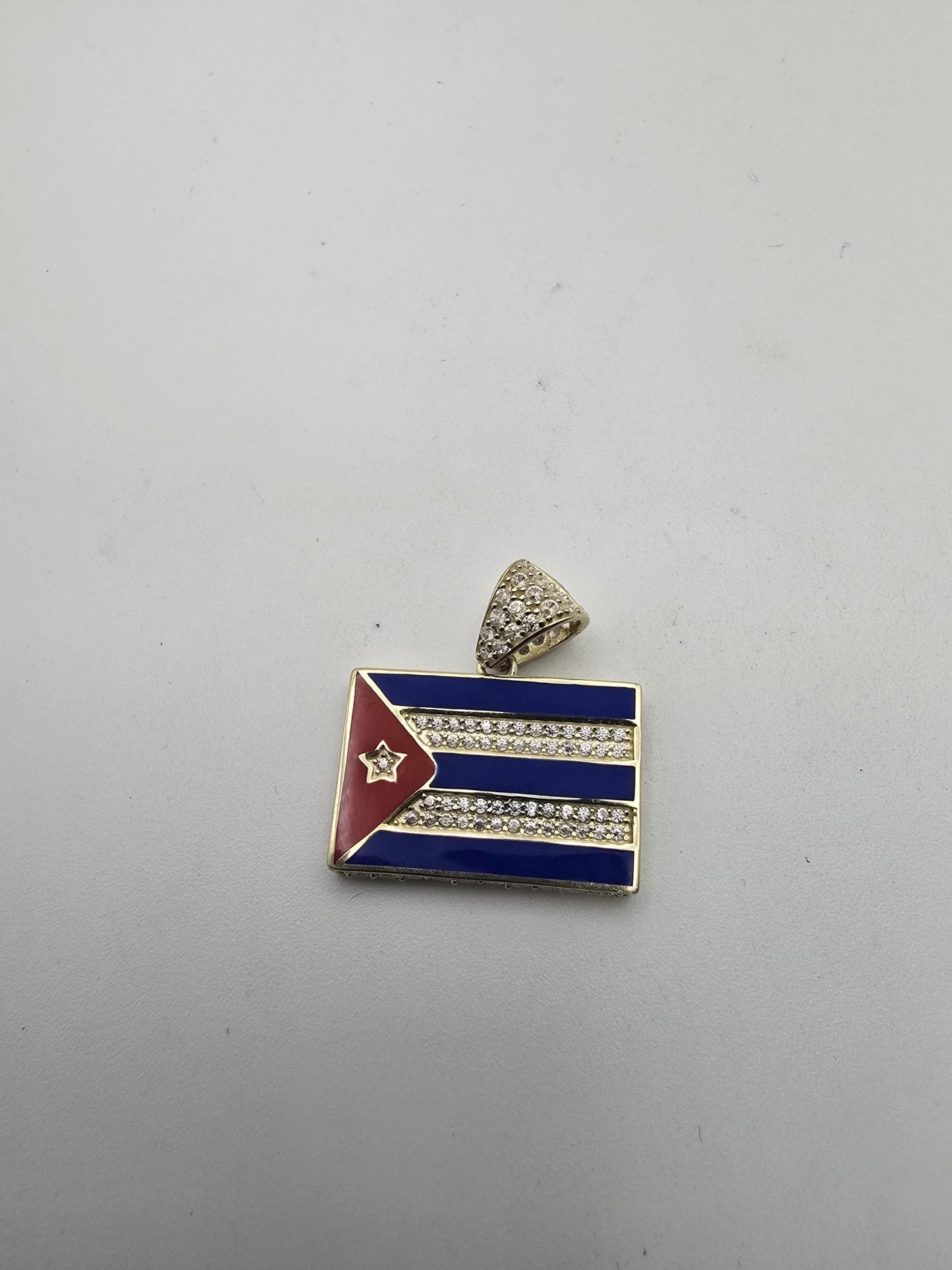 Dije bandera cuba 10k Size 15 Weight 3.25
