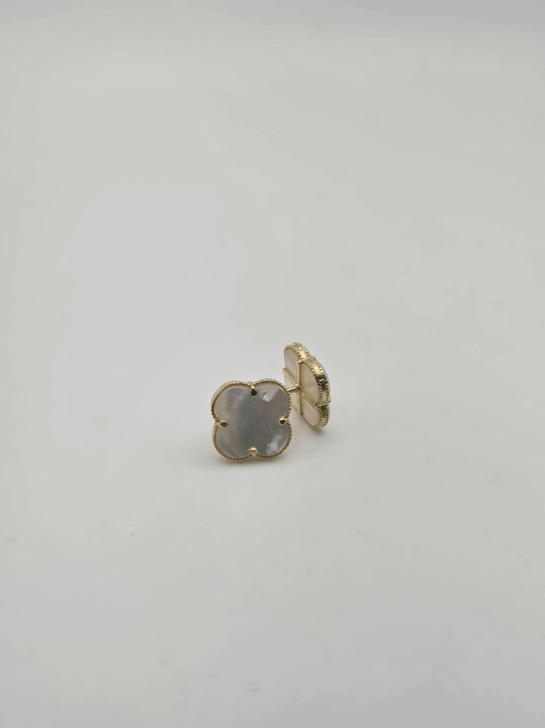 Aretes white clover 10k Size 1 Weight 2.31