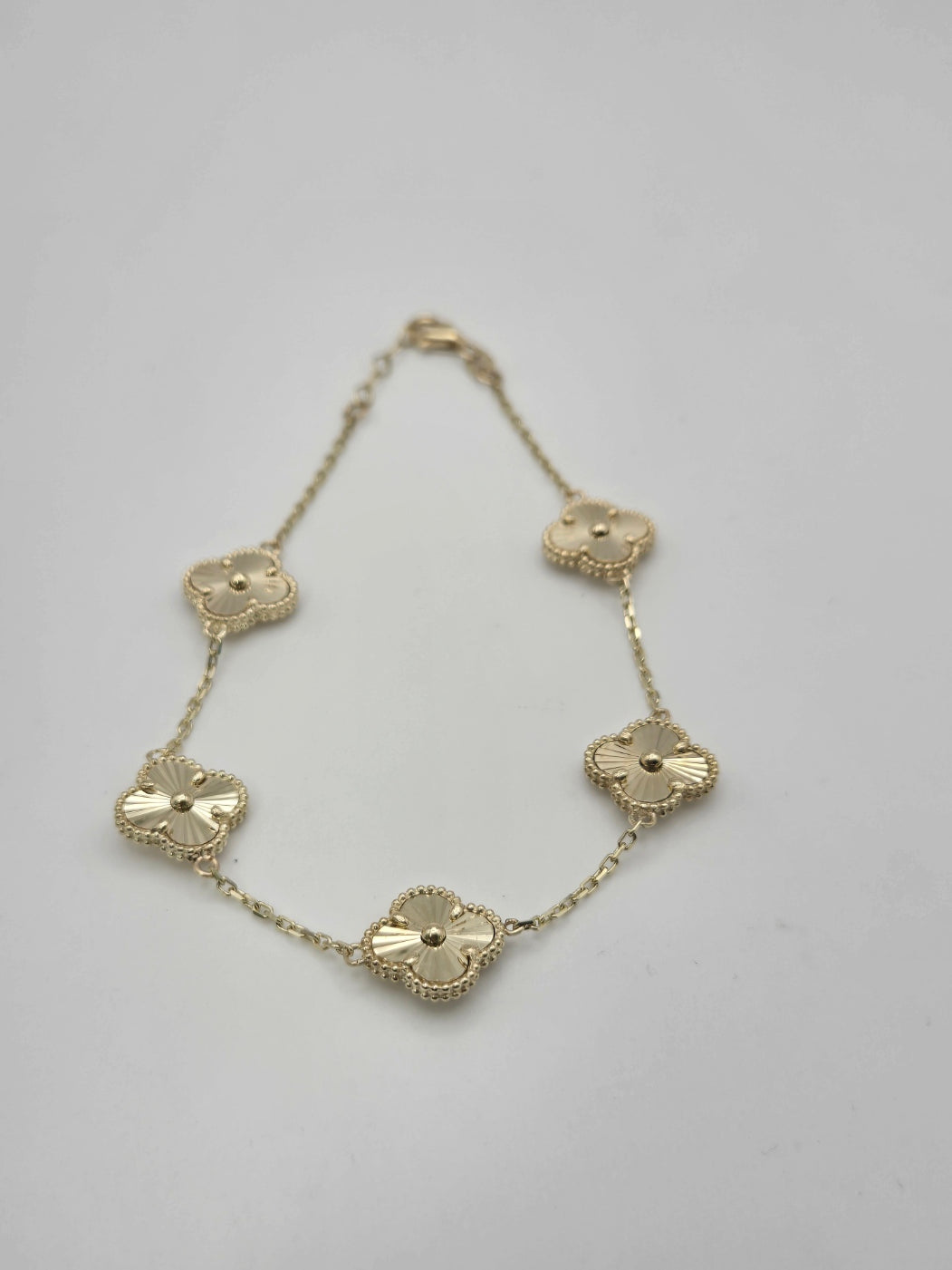Pulsera golden clover 10k Size 7-8 Weight 6.07