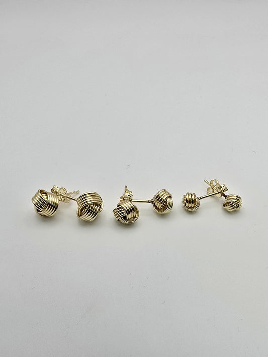 Aretes nudos 10k Size 9.6/ 3 Weight 2
