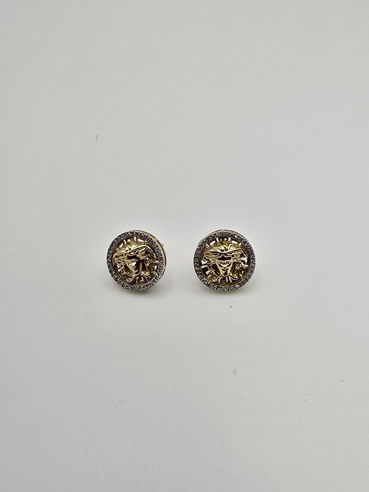 Aretes medusa 10k Size 13 Weight 4.27