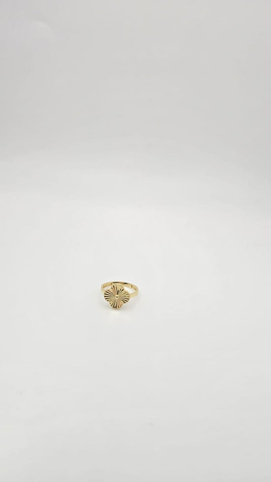 Anillo trebol dorado 10k Size 7 Weight 1.83
