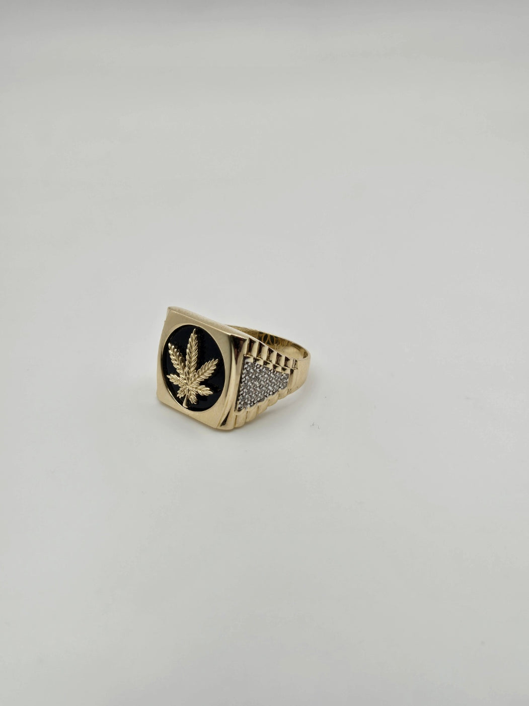 Anillo onix mari 10k Size 10 Weight 7.53