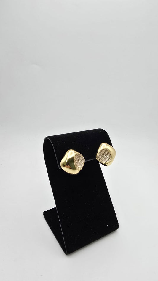 Aretes omega cuadrados 10k Size 17 Weight 6.18