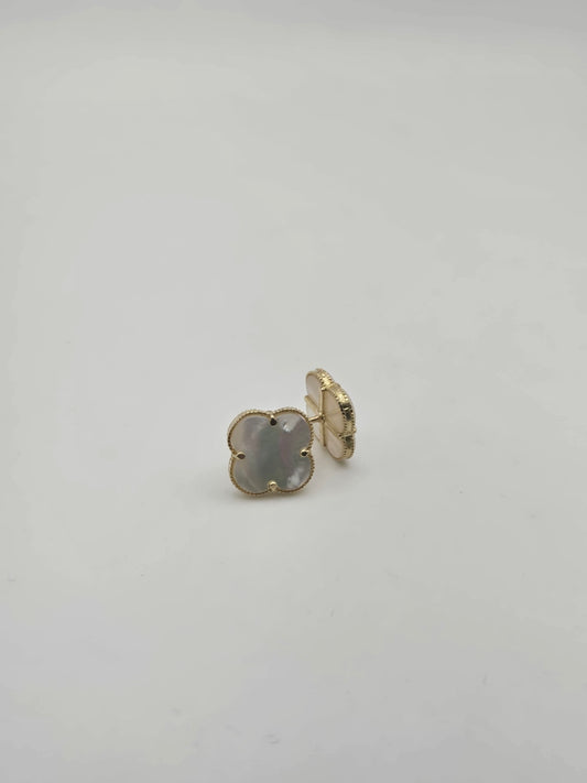 Aretes white clover 10k Size 1 Weight 2.31