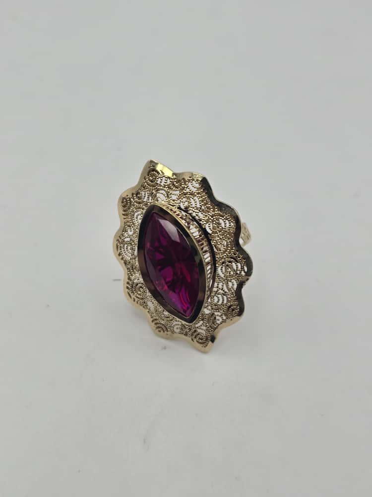 Anillo grande 10k roja Size 8.5 Weight 5.9