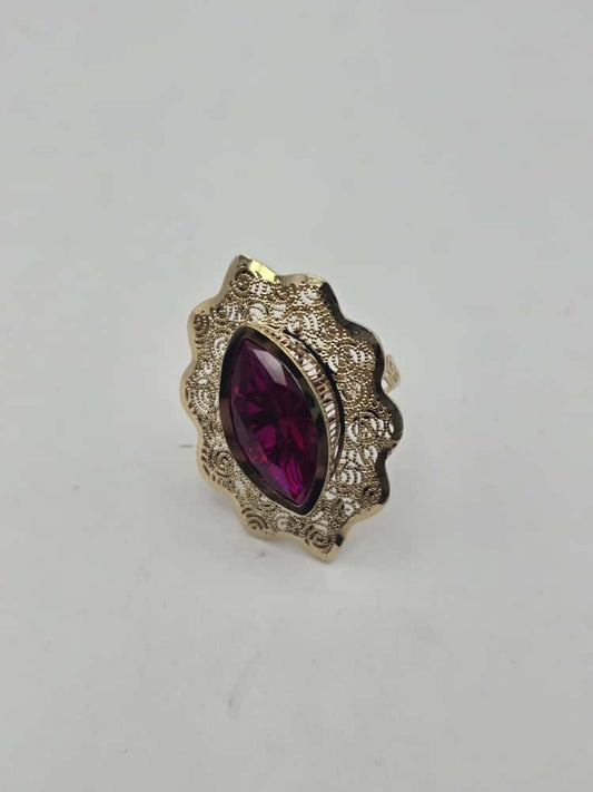 Anillo grande 10k roja Size 8.5 Weight 5.9