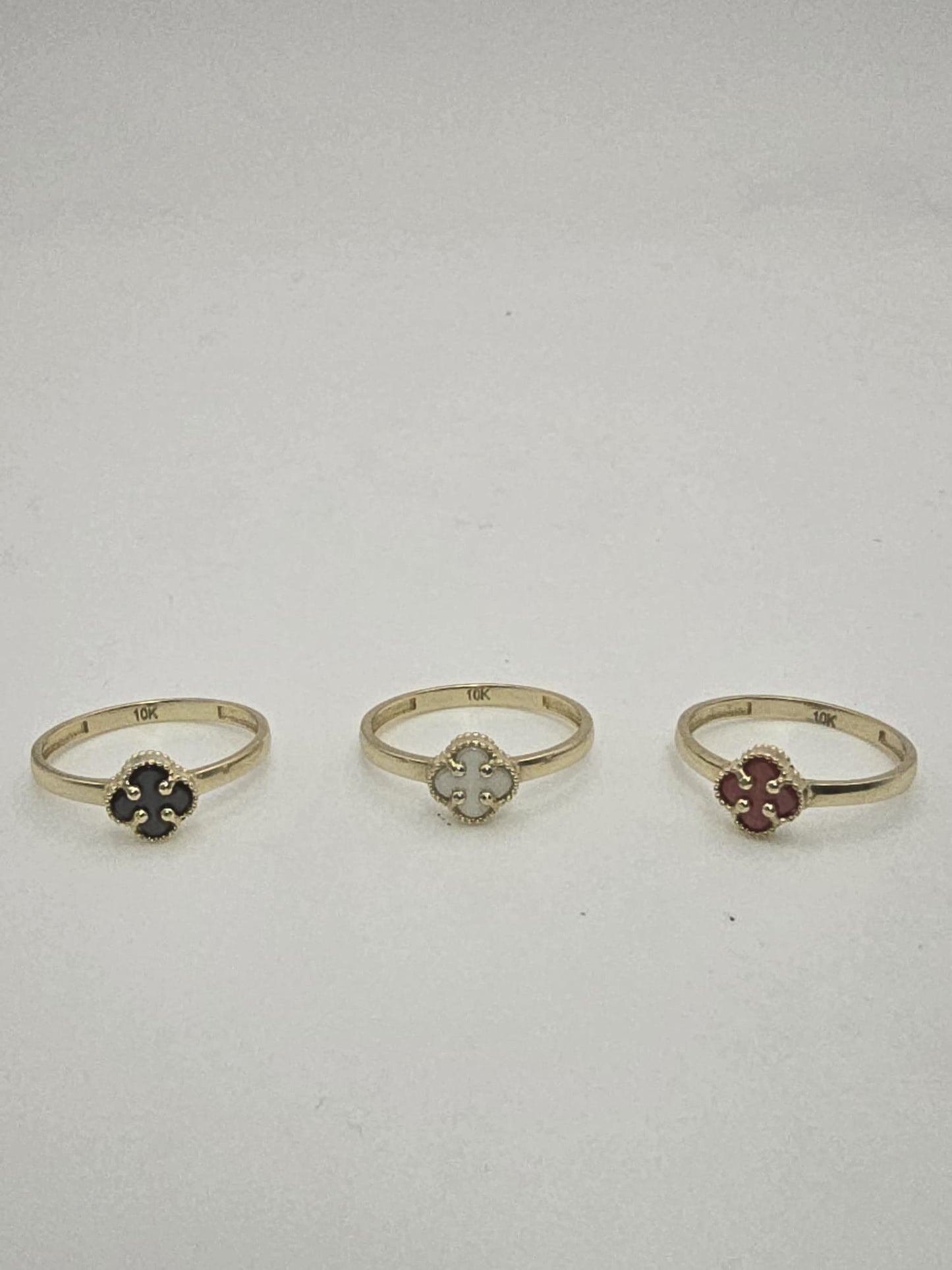 Anillo trebol pequeño 10k Size 7.5 Weight 1.40
