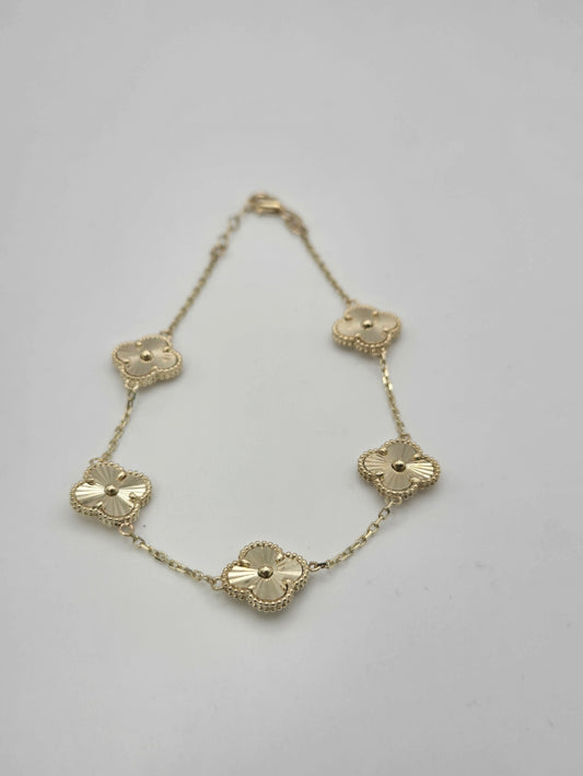 Pulsera golden clover 10k Size 7-8 Weight 6.07
